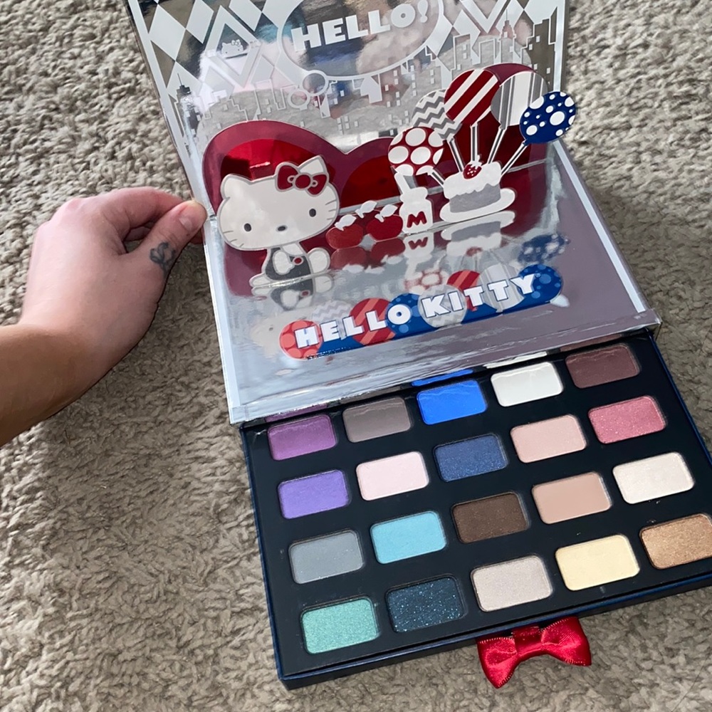 HELLO KITTY ANNIVERSARY EYESHADOW PALETTE